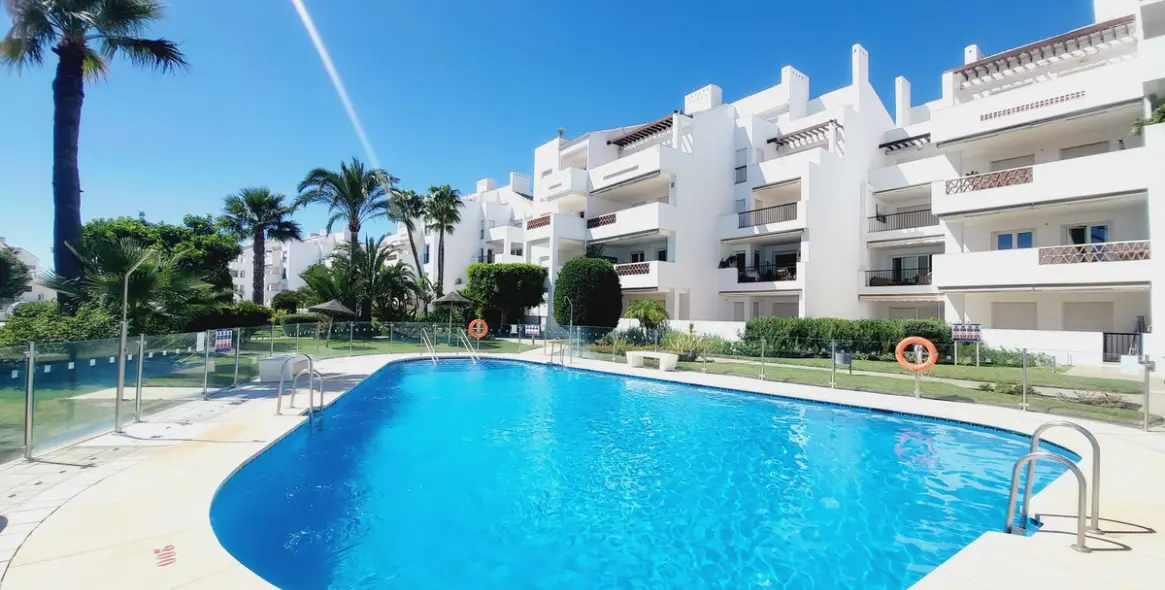 Venta de apartamento en planta media en Miraflores 1