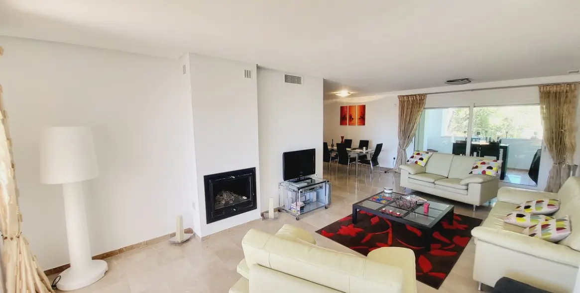 Venta de apartamento en planta media en Miraflores 2