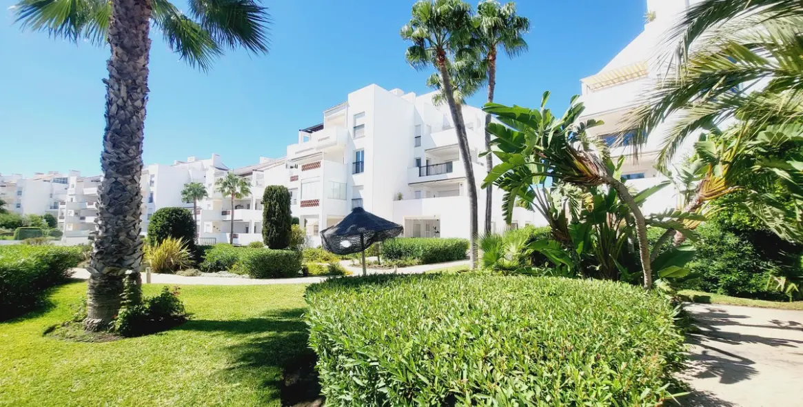 Venta de apartamento en planta media en Miraflores 7