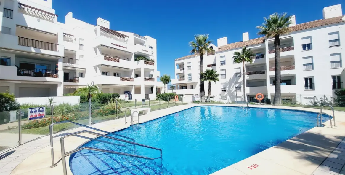 Venta de apartamento en planta media en Miraflores 8