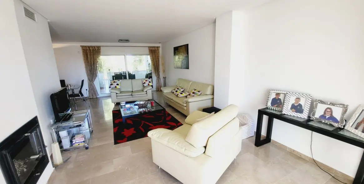 Venta de apartamento en planta media en Miraflores 15
