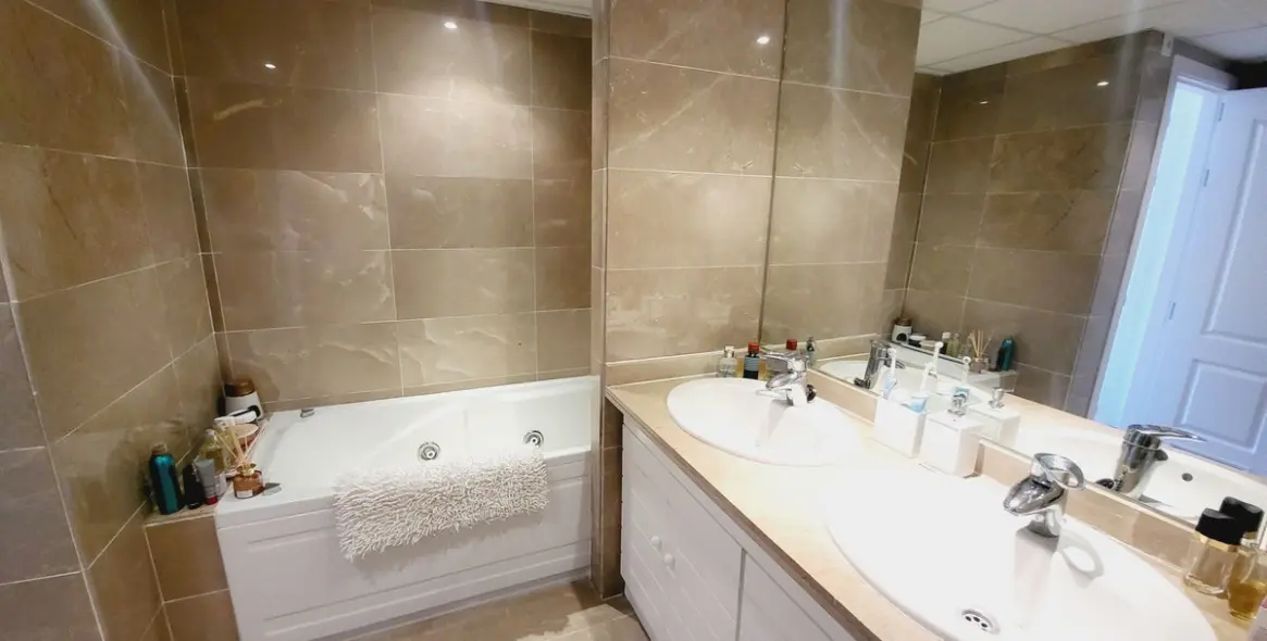 Venta de apartamento en planta media en Miraflores 23