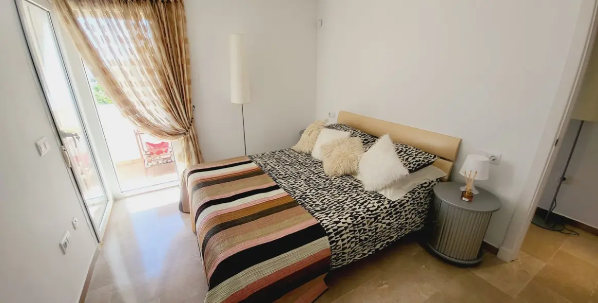 Venta de apartamento en planta media en Miraflores 24