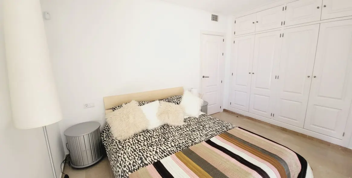 Venta de apartamento en planta media en Miraflores 25