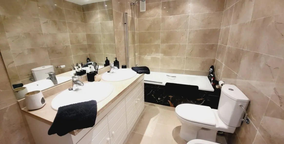 Venta de apartamento en planta media en Miraflores 26