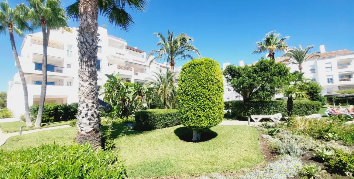 Venta de apartamento en planta media en Miraflores 30