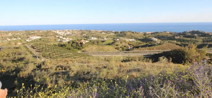 Venta de parcela residencial en Benajarafe 3