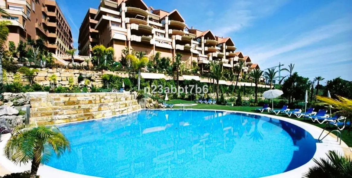 Sale of middle floor apartment in Nueva Andalucía 1