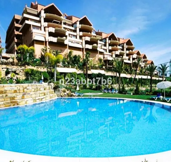 Sale of middle floor apartment in Nueva Andalucía