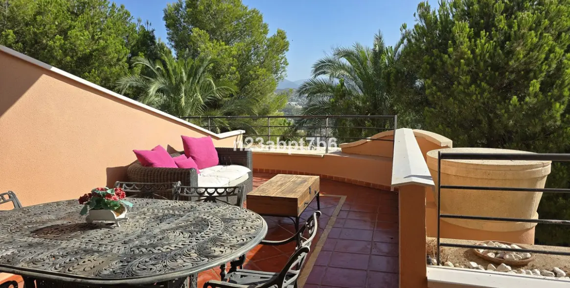 Sale of middle floor apartment in Nueva Andalucía 4