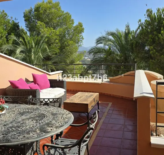 Sale of middle floor apartment in Nueva Andalucía