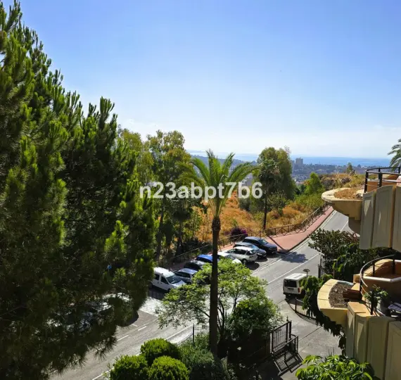 Sale of middle floor apartment in Nueva Andalucía