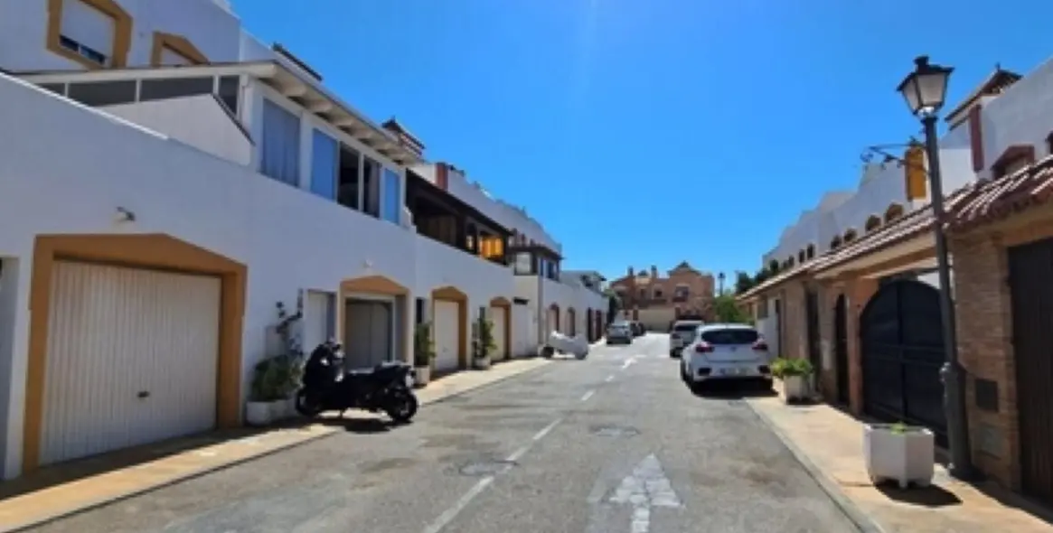 Продажа  отдельно стоящей виллы в Marbella (район Marbella) 1