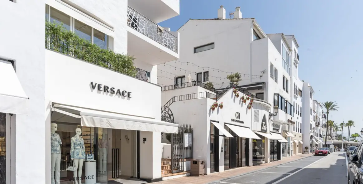 Sale of middle floor apartment in Puerto Banús 1