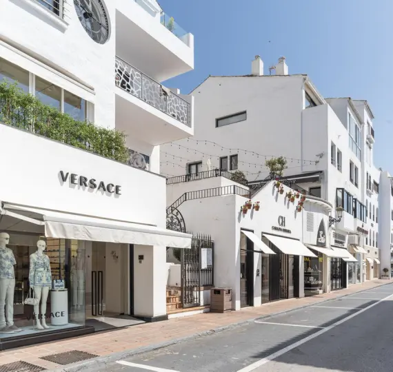 Sale of middle floor apartment in Puerto Banús