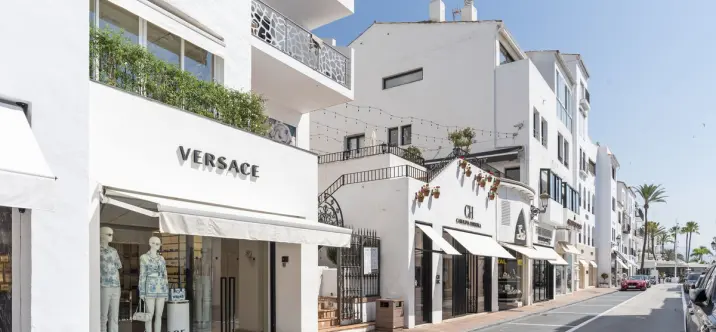 Sale of middle floor apartment in Puerto Banús 0