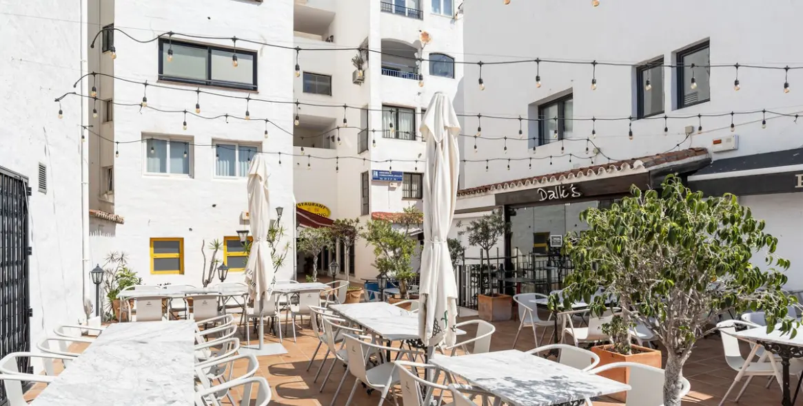 Sale of middle floor apartment in Puerto Banús 2