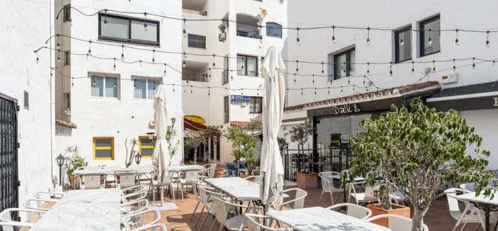 Sale of middle floor apartment in Puerto Banús 1