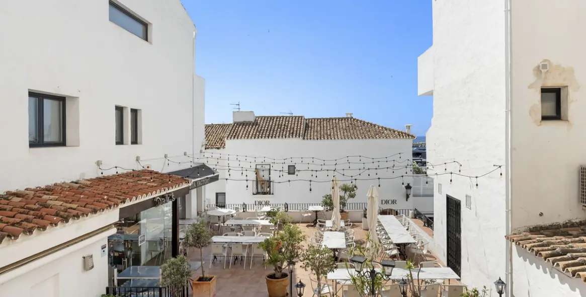 Sale of middle floor apartment in Puerto Banús 3