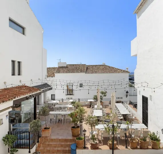 Sale of middle floor apartment in Puerto Banús