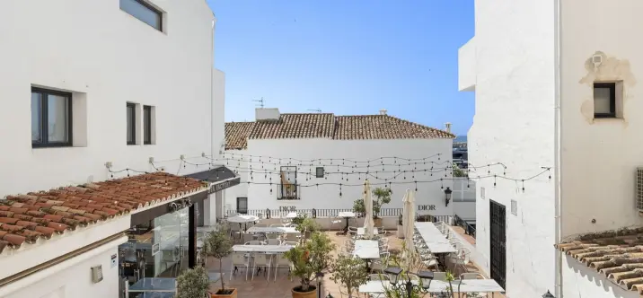 Sale of middle floor apartment in Puerto Banús 2