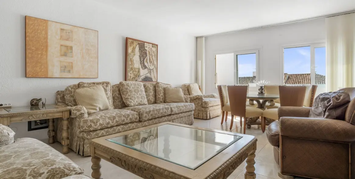 Sale of middle floor apartment in Puerto Banús 4
