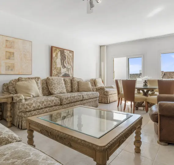 Sale of middle floor apartment in Puerto Banús