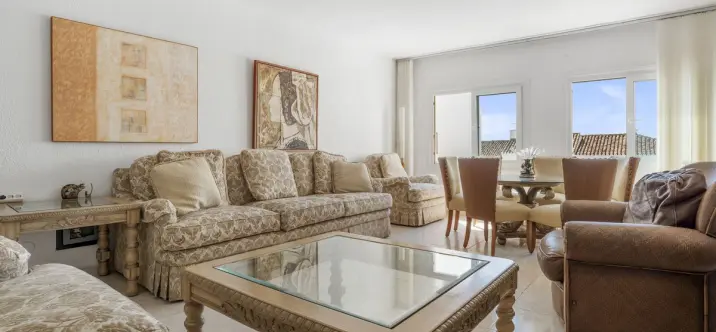 Sale of middle floor apartment in Puerto Banús 3