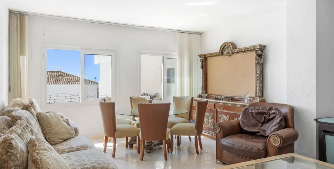 Sale of middle floor apartment in Puerto Banús 5