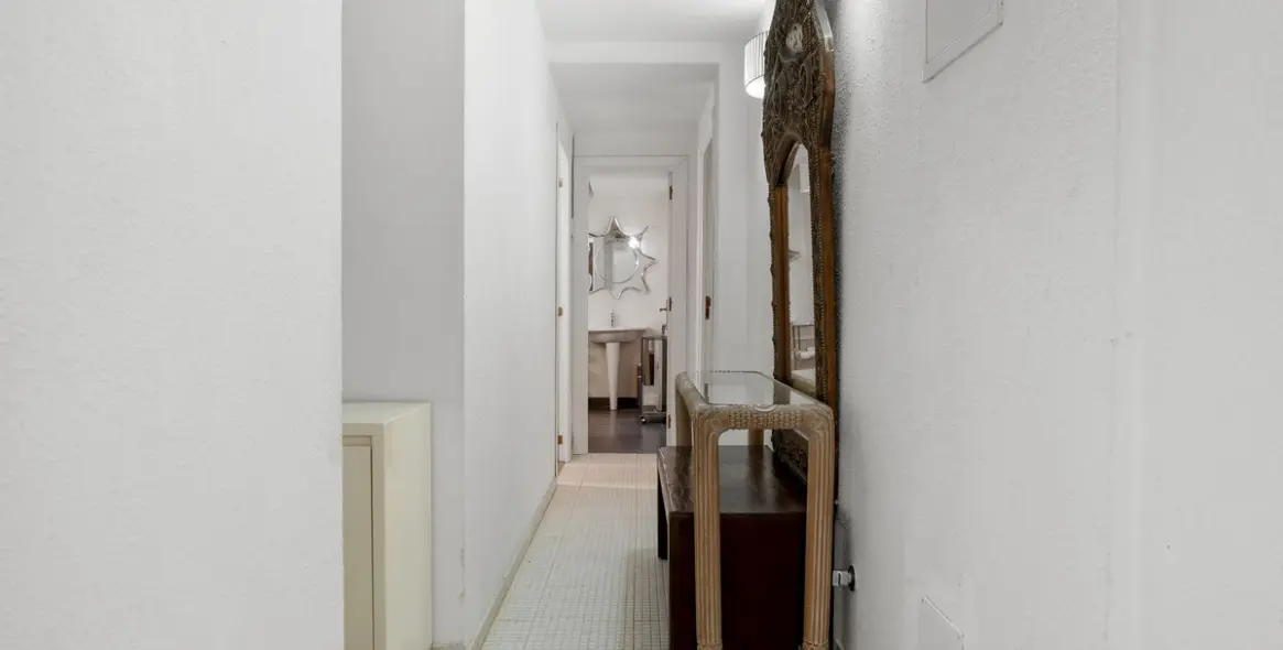 Sale of middle floor apartment in Puerto Banús 7