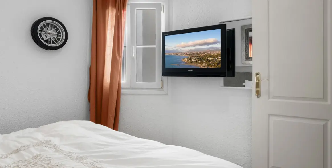 Sale of middle floor apartment in Puerto Banús 11