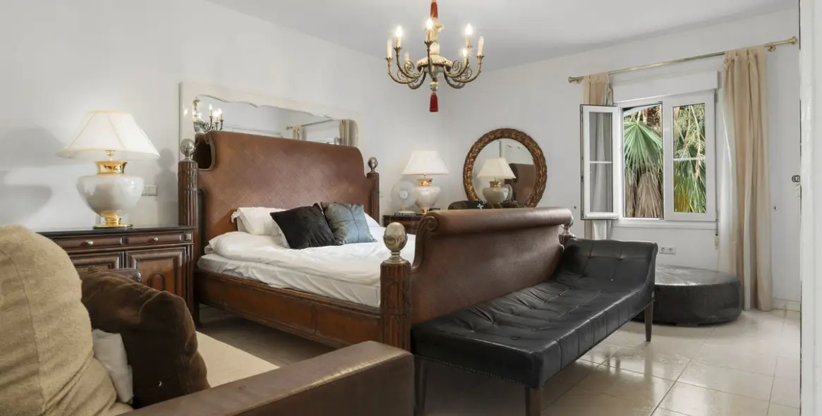 Sale of middle floor apartment in Puerto Banús 14