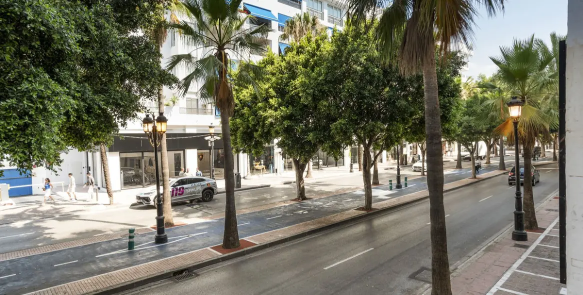 Sale of middle floor apartment in Puerto Banús 18