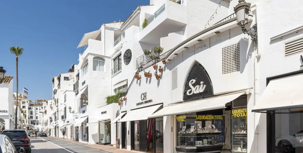 Sale of middle floor apartment in Puerto Banús 19
