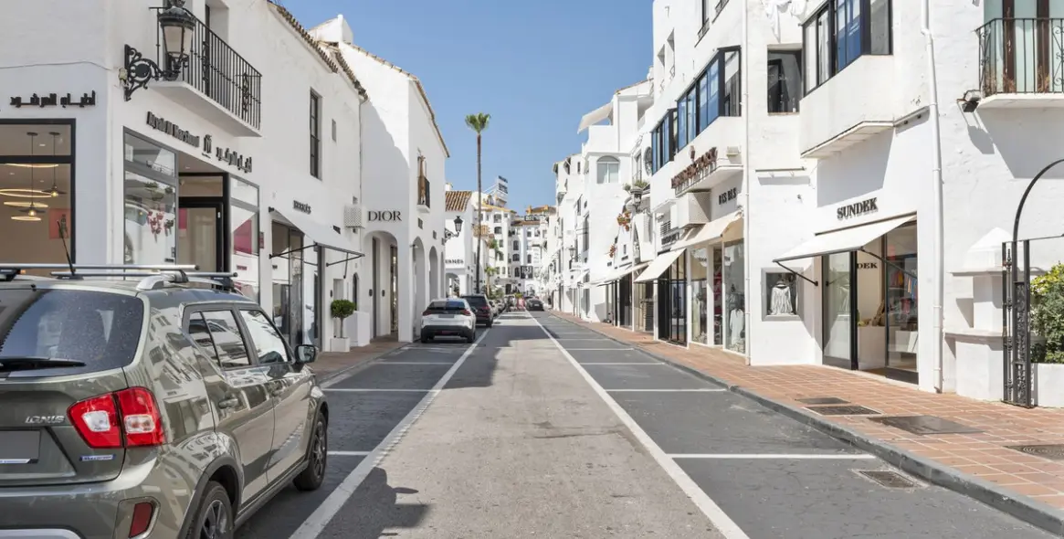 Sale of middle floor apartment in Puerto Banús 20