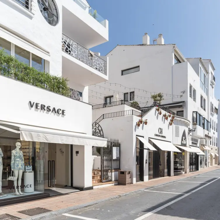 Продажа апартаментов на среднем этаже в Puerto Banús