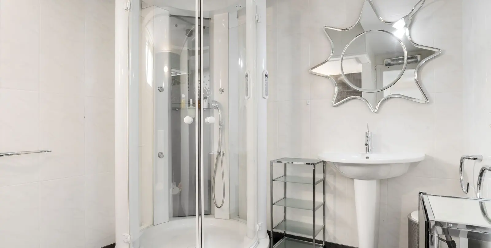 Sale of middle floor apartment in Puerto Banús 12