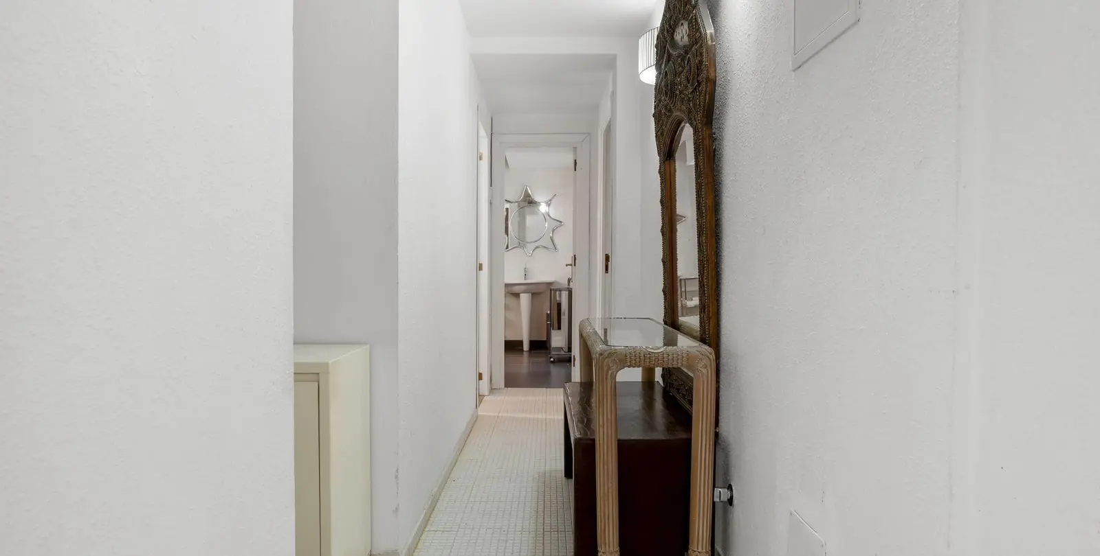 Sale of middle floor apartment in Puerto Banús 16
