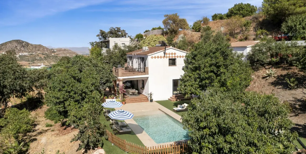 Sale of detached villa in Coín 1