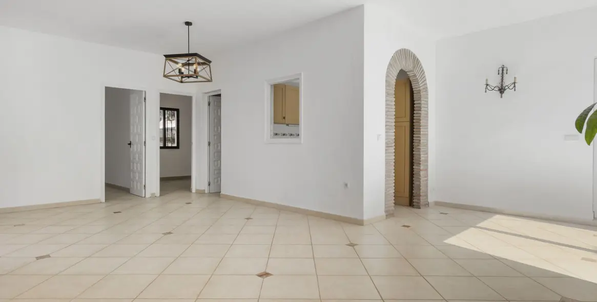 Sale of detached villa in Coín 3