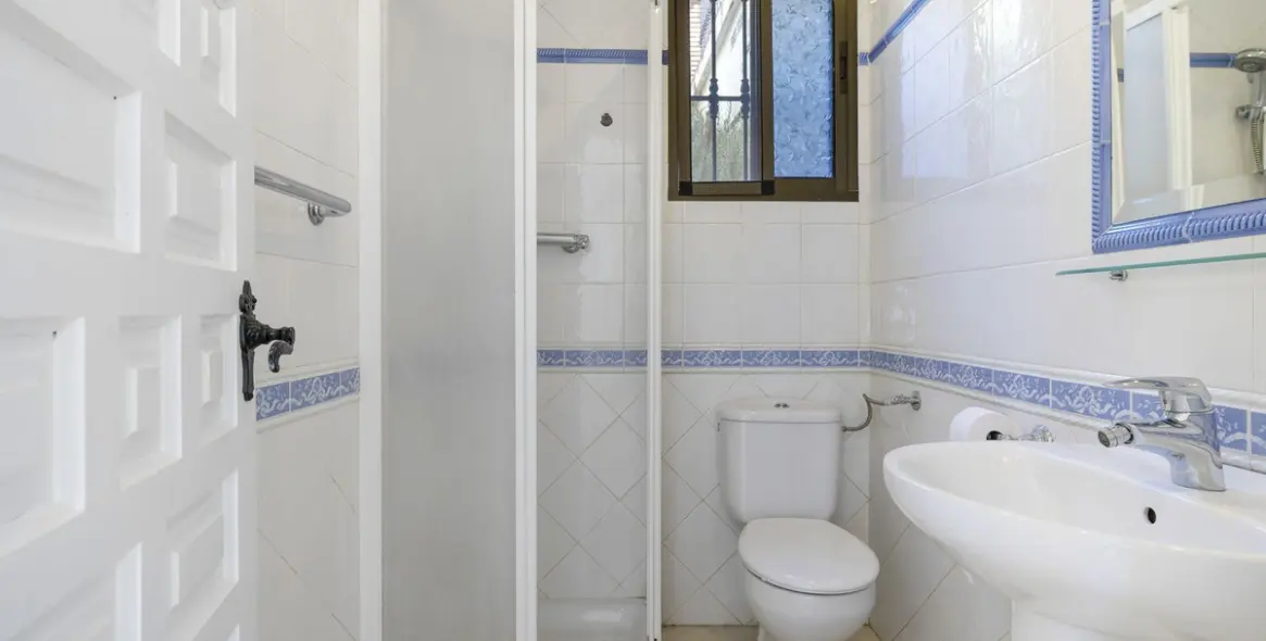 Sale of detached villa in Coín 18