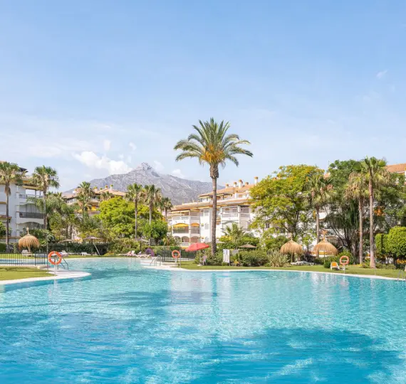 Sale of middle floor apartment in Nueva Andalucía