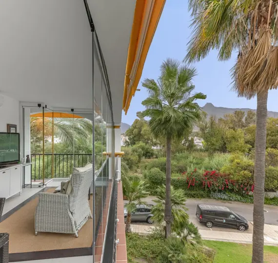 Sale of middle floor apartment in Nueva Andalucía