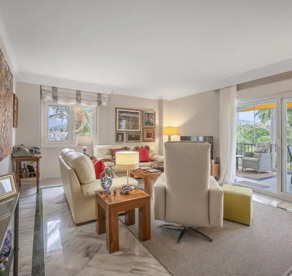 Sale of middle floor apartment in Nueva Andalucía