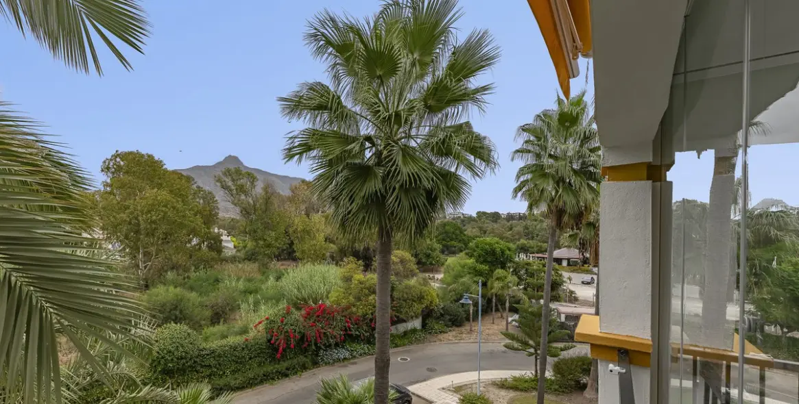 Sale of middle floor apartment in Nueva Andalucía 6