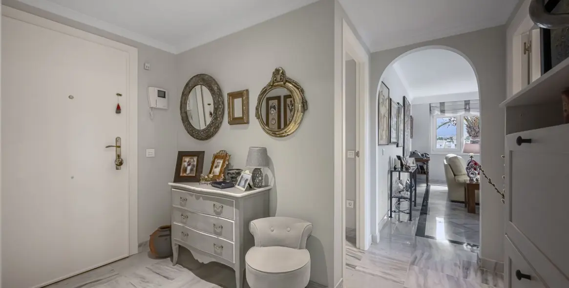 Sale of middle floor apartment in Nueva Andalucía 16