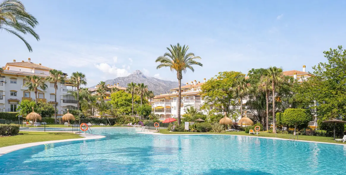 Sale of middle floor apartment in Nueva Andalucía 1