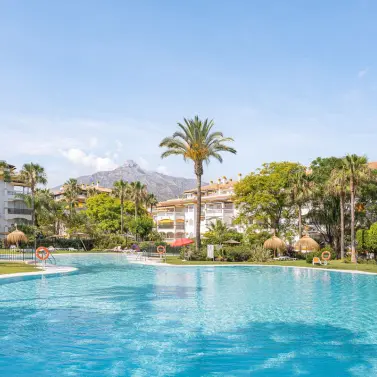 Sale of middle floor apartment in Nueva Andalucía