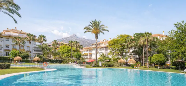 Sale of middle floor apartment in Nueva Andalucía 0