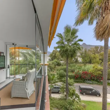 Sale of middle floor apartment in Nueva Andalucía